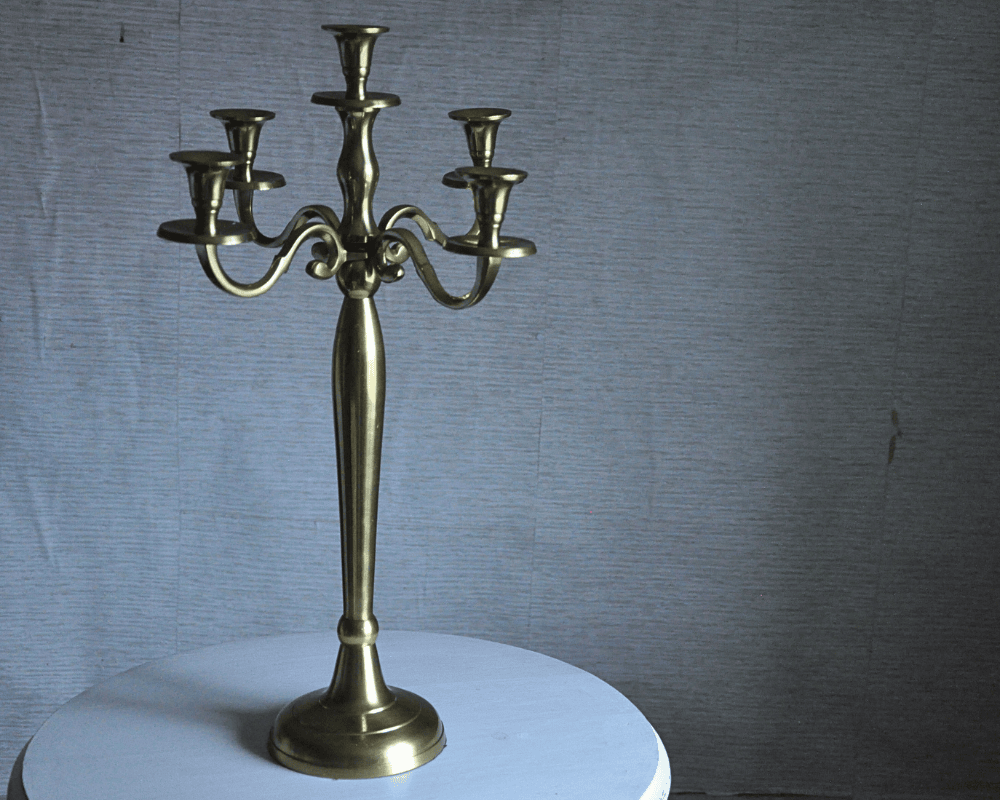 Kandelaber med fem armar i guldfärg.