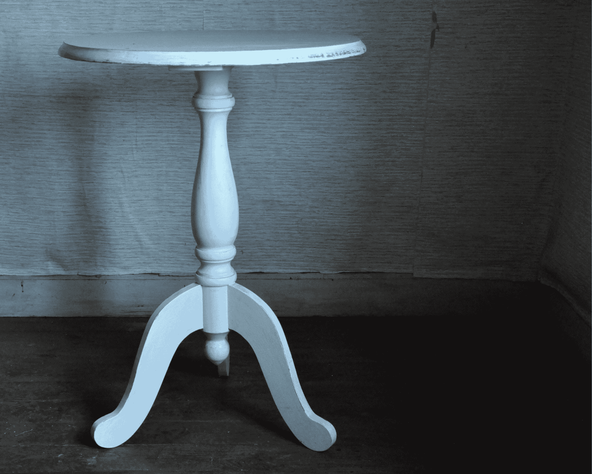 Ett vitt mindre pelarbord.