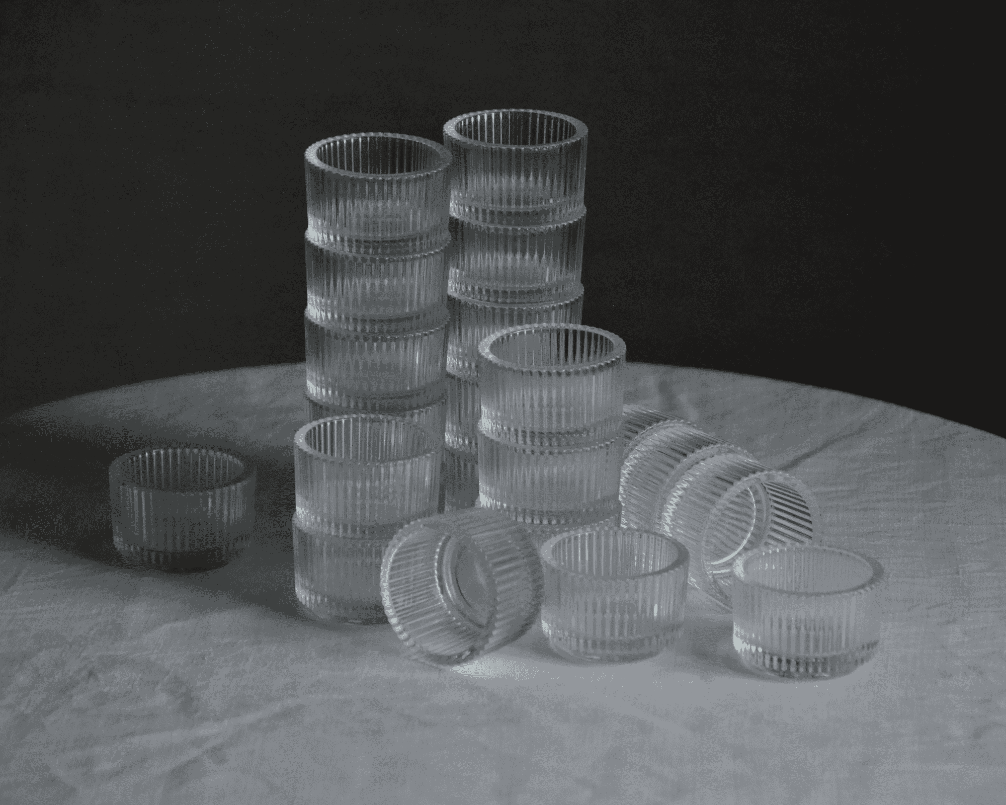 22 värmeljushållare i randigt glas.